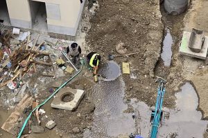 Legendarul Dorel a lovit din nou: a spart conducta de apă în timp ce lucra la şantierul parcării de pe 9 Mai