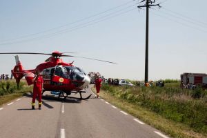 Cărpiniş, scena unui accident violent: căruţă distrusă, un rănit transportat cu elicopterul la spital şi un cal mort