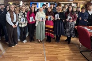 FOTO: ”Memoriile unui manager începător”, volum lansat la Colegiul Economic ”Transilvania” din Târgu Mureş