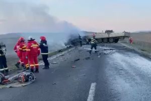 FOTO Bărbat mort după impactul dintre un autoturism şi un camion