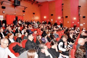 Oraşul la mâna păcănelelor? Dezbatere „cu public”, dar fără cetăţeni la Râmnicu Vâlcea