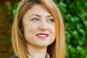 Raluca Hampu, profesorul care transformă copiii din Sânpetru prin mişcare, blândeţe şi… o zi la mare!