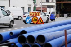 Lucrările la reţeaua de apă pe strada 13 Decembrie au ajuns la intersecţia cu strada Maramureş. Trafic, restricţionat spre Sânpetru