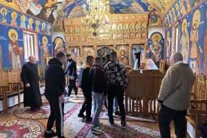 Deţinuţi ai Penitenciarului Târgu Jiu, în pelerinaj la Mănăstirea Sfânta Treime