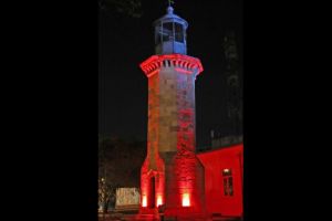 Farul Genovez din Constanta, iluminat in rosu astazi, de Ziua Mondiala de Lupta impotriva Tuberculozei