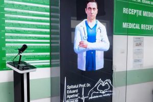 Buhuşi: Asistent AI integrat în centrala telefonică a spitalului; 675 de apeluri gestionate într-o lună