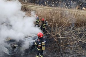 Accident între Ighişu Vechi şi Bârghiş: o maşină s-a răsturnat şi a luat foc / foto