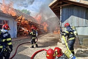 Acum! Arde o gospodărie din judeţul Argeş