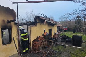 Anexă gospodărească şi adăpost de animale, distruse de flăcări / Două incendii, aceeaşi cauză – scurtcircuit la instalaţia electrică