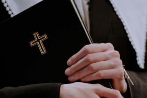 Avertisment al Bisericii Ortodoxe: escrocherii online în numele credinţei. „Preoţi” falşi cer bani pentru vrăjitorii