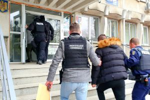 Doi bărbaţi din Botoşani arestaţi după un furt la o firmă