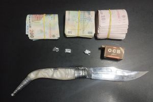 FOTO. IJJ Constanta: Jandarmii din Mangalia au descoprit droguri, un cutit si 8.400 de lei asupra a doi barbati in statia de taxiuri