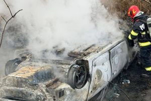 Ultima oră! Maşină răsturnată şi mistuită de flăcări