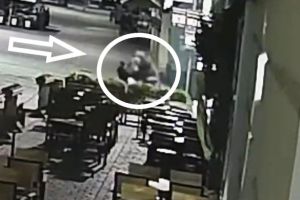 VIDEO Tânăr din Odobeşti, acte de vandalism în centrul Braşovului! „Eroul” din Vrancea s-a luat la trântă cu un urs – mascotă
