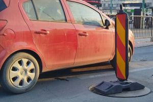 FOTO. Baliza „fără stăpân” din faţa Gării de Nord: nimeni nu ştie cine a pus-o şi când se repară denivelarea