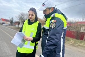 FOTO Cinci elevi de la un liceu din Botoşani au fost poliţişti pentru o zi. „Foarte palpitant”