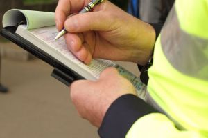 Necaz pentru un bărbat de 37 de ani. Poliţiştii l-au amendat cu 2000 lei după ce l-au oprit în trafic