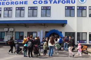Paşii spre viitor încep pe holurile şcolii Gimnaziale ”Prof. Gheorghe Costaforu”. ”Ziua porţilor deschise” a prilejuit o întâlnire emoţionantă a cadrelor didactice cu părinţii, bunicii şi viitorii elevi
