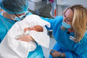 Depresia postnatală, pericol ignorant. Una din şapte mame afectate, iar sprijinul psihologic lipseşte din maternităţi