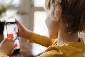 Social media, corelată cu anxietatea şi depresia la adolescenţi. Peste 3 ore pe zi pot creşte riscurile, arată un studiu britanic