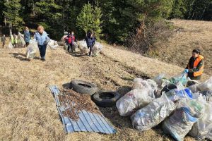 Acţiune de ecologizare la Soveja. Primăria anunţă măsuri stricte împotriva celor care aruncă deşeuri ilegal