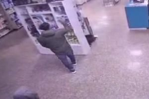 VIDEO Furt la o farmacie din Botoşani! Doi tineri filmaţi în timp ce fură mai multe creme