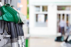 Românii care merg cu maşina la muncă cheltuie lunar pe combustibil mai mult cu 400 lei decât la începutul anului