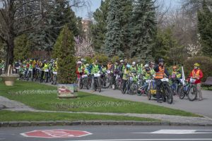 “Eşarfa pe bicicletă”, cel mai lung şir de cercetaşi pe biciclete în Braşov. Cercetaşii vor lărgirea infrastructurii cicliste şi rastele pentru biciclete la şcoli