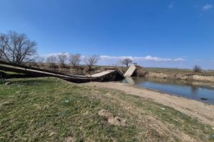 Podul peste râul Olt dintre Ariuşd şi Bod s-a surpat în totalitate; circulaţia interzisă