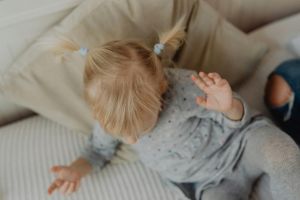 Dosar penal în cazurile de abandon de familie, fără plângere prealabilă: „Neplata pensiei alimentare, o formă de violenţă economică”