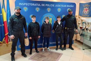 Cadouri pentru performanţă. Trei juniori de la Gloria Buzău au fost recompensaţi de IPJ