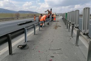 S-a refăcut parapetul pe autostrada Sibiu – Sebeş, în zona în care a murit un om zilele trecute / foto