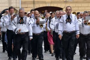 Tot mai mulţi saşi renunţă la Germania şi se întorc în satele din Sibiu: fenomenul creşte de la an la an / video