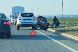 Accident pe Șoseaua Vrancei! O maşină a ajuns în şanţ!