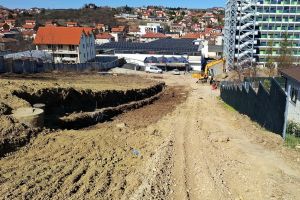 Drumul care urcă dealul pe lângă Spitalul Judeţean din Oradea până în strada Rimler Károly va fi finalizat în vară (FOTO)