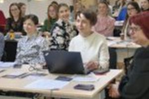 Directori de şcoli şi profesori debutanţi s-au întâlnit pentru schimb de practici, la Chiajna