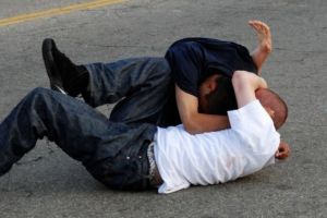 Bătaie în plină stradă în judeţul Satu Mare: un tânăr, lovit cu capul, pumnii şi picioarele, pe fondul geloziei