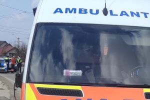 FOTO S-a întâmplat la Botoşani! O preoteasă a fost lovit de o ambulanţă. Femeia mergea pe marginea drumului