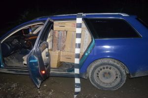 Focuri de armă după ce contrabandişti de ţigări au încercat să calce cu maşina ...