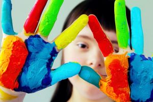 Copiii cu CES, sacrificaţi prin lege: statul le ia banii şi le dă „meniuri standard”! Revolta părinţilor explodează