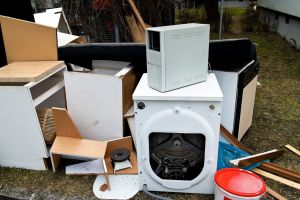 Vineri, sâmbătă şi duminică – trei zile în care râmnicenii pot scăpa gratuit de deşeurile voluminoase şi de echipamentele electrice şi electronice stricate