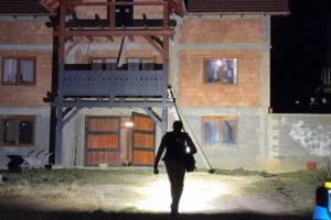 Crimă înfiorătoare noaptea trecută! I-a luat viaţa soţiei, apoi a sunat preotul