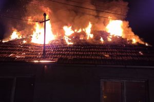 Incendiu la o casă din Beclean. Intervenţia pompierilor a durat 2 ore
