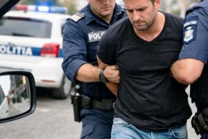 Arestat de poliţie după ce şi-a aruncat brăţara electronică de urmărire pe geamul autoturismului
