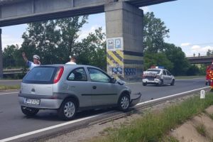 Un barbat ameninta ca se arunca de pe podul peste DN1, la Campina. UPDATE: Masina de Politie sosita la fata locului, lovita de un sofer