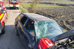 Accident pe DJ 151, unde o maşină s-a răsturnat. Femeie rănită