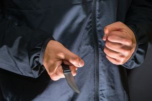 Unchi injunghiat de nepot, dupa un scandal! Termen la Tribunalul Constanta intr-un dosar de tentativa la omor