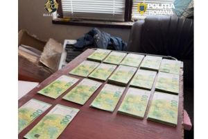 1.281.000 de euro falşi descoperiţi în urma percheziţiilor la fabrica de bani din Suceava. Trei persoane reţinute