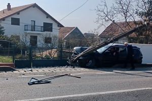 Ultima oră! Accident grav. A lovit gardul şi un stâlp de beton