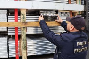FOTO: Țigarete ascunse intr-un autocamion incarcat cu profile de aluminiu, descoperite de catre politistii de frontiera
